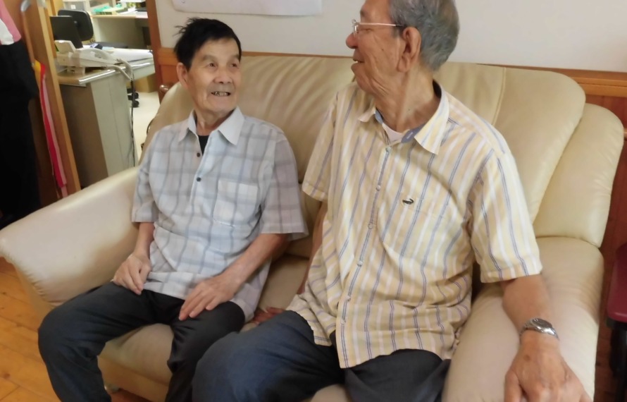 男性ご利用者が二人楽し往に歓談されています