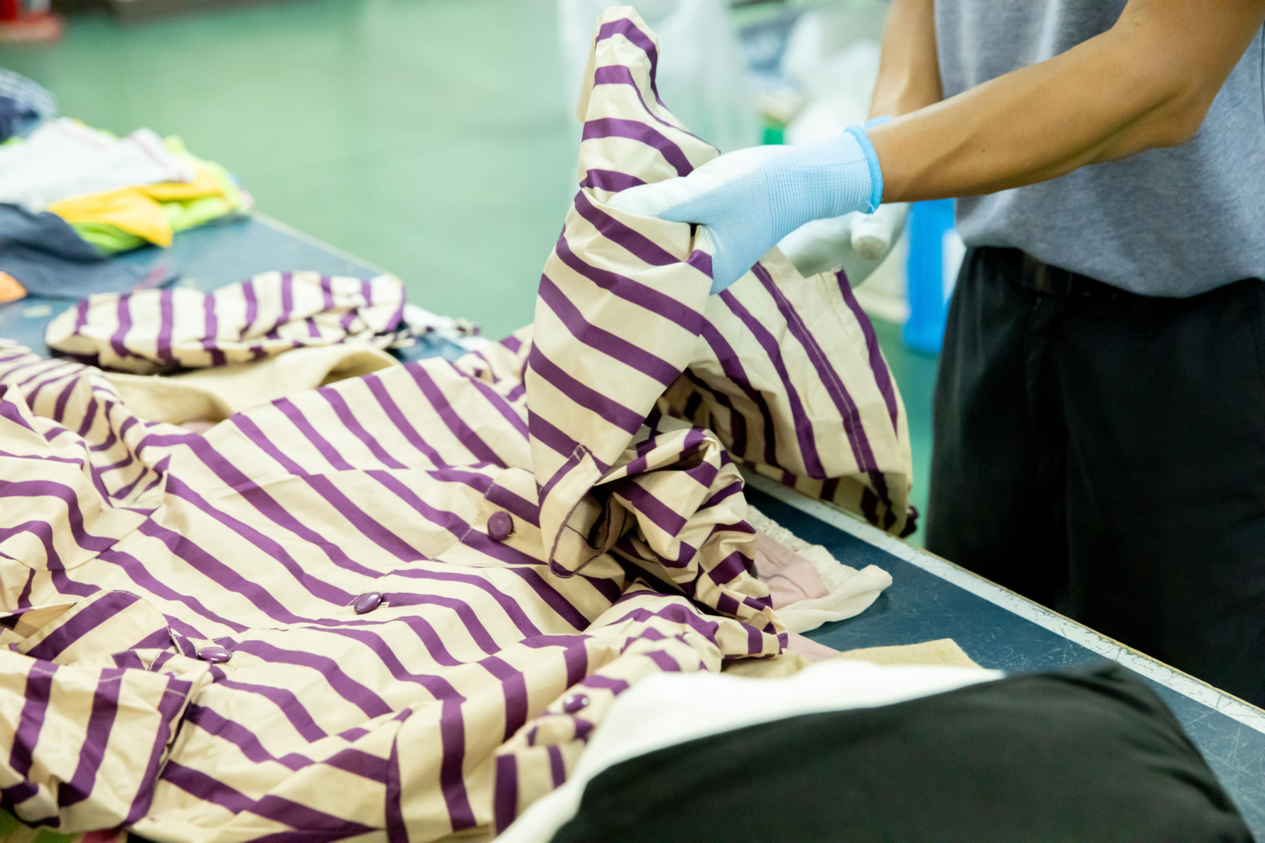 服と仕分け作業されている人の姿