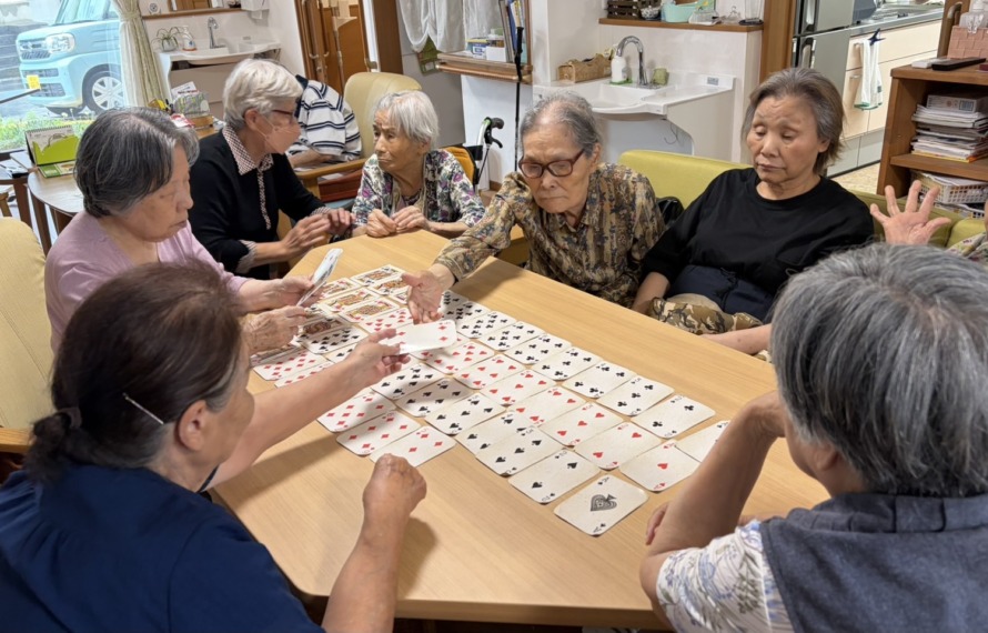 利用者さん同士でトランプを楽しんでいる様子