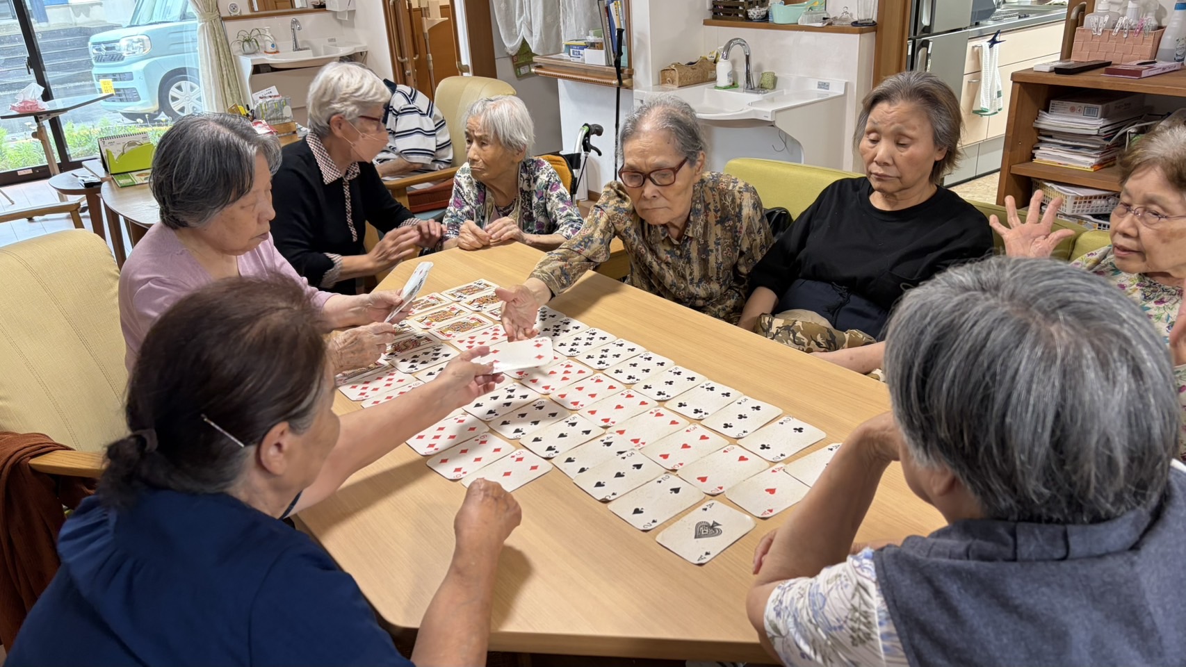 利用者さん同士でトランプを楽しんでいる様子
