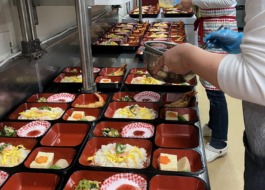 お弁当を詰めている様子