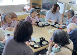 グループホームのお食事の様子