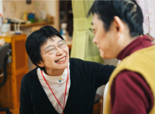 ご利用者に笑いかける支援員