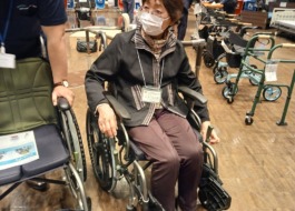 福祉用具展示会に行ってきました。歩行器や車いす、ポータブルトイレなどお部屋のインテリアにもなりそうなスタイリッシュなデザインもあり、操作も軽くできて使いやすくなっています。福祉用具も進化しています。