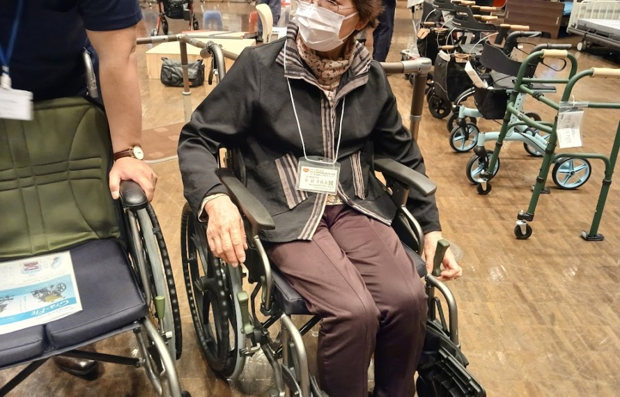福祉用具展示会に行ってきました。歩行器や車いす、ポータブルトイレなどお部屋のインテリアにもなりそうなスタイリッシュなデザインもあり、操作も軽くできて使いやすくなっています。福祉用具も進化しています。