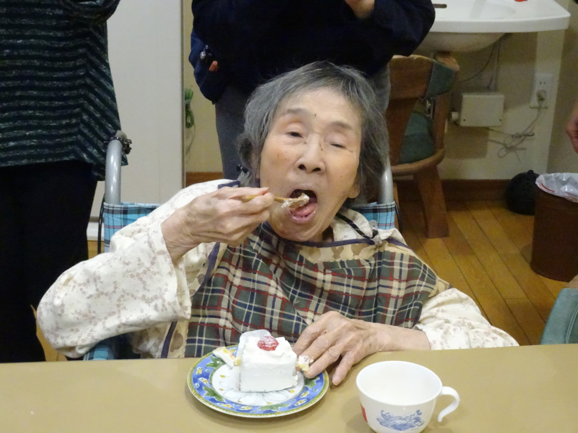 美味しそうにケーキを食べている様子