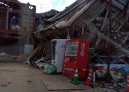1階が押し潰された家屋