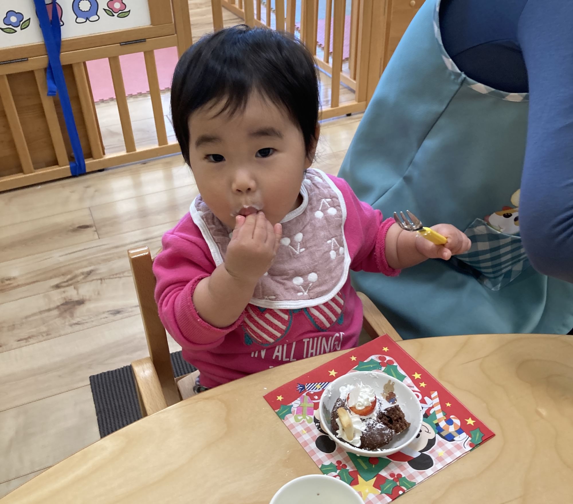 ケーキを食べる子どもたち