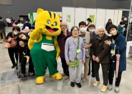 元気くんと一緒に写る利用者さんたちの写真