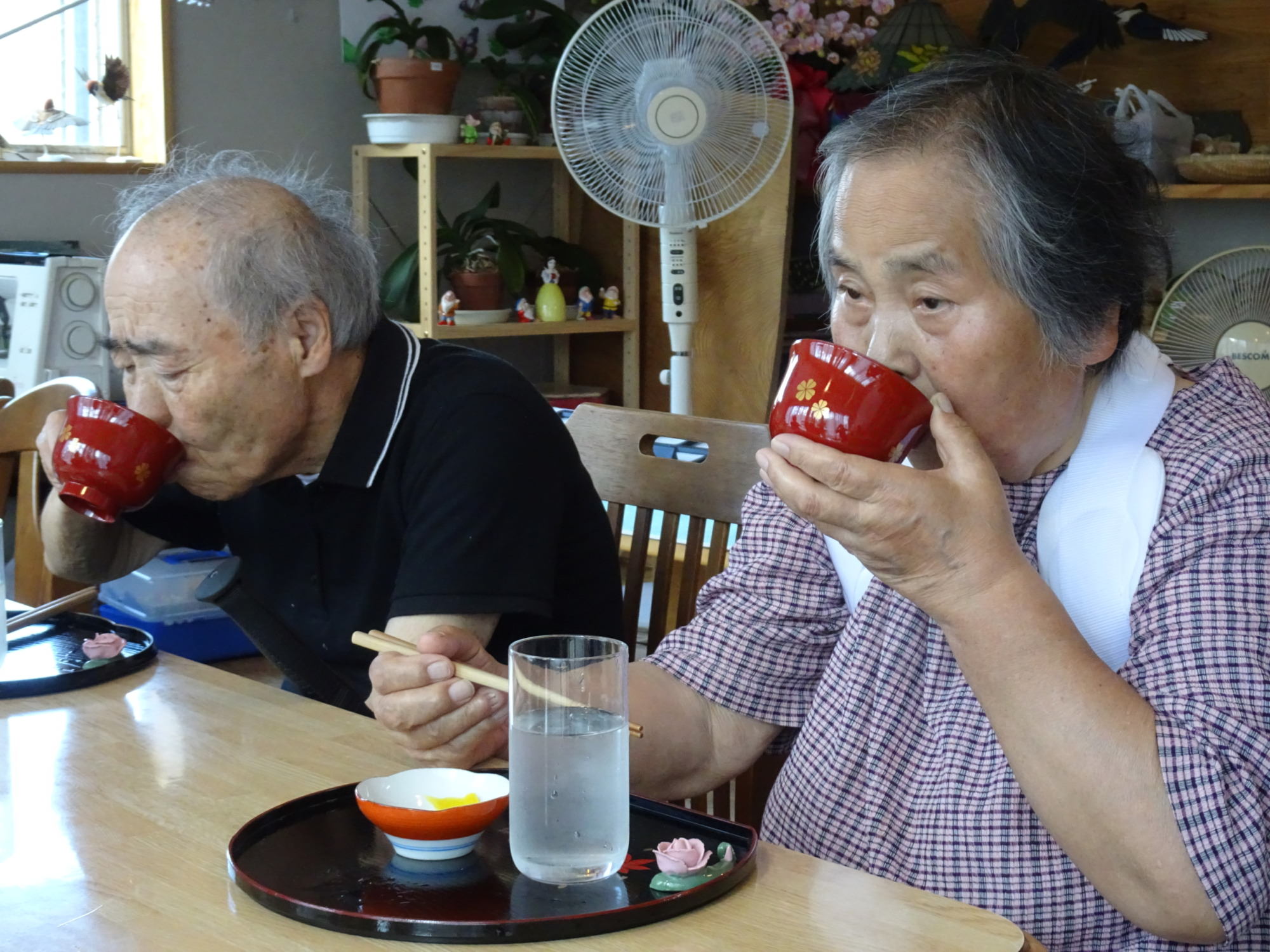 喫茶店でぜんざいを食べる利用者さんの写真