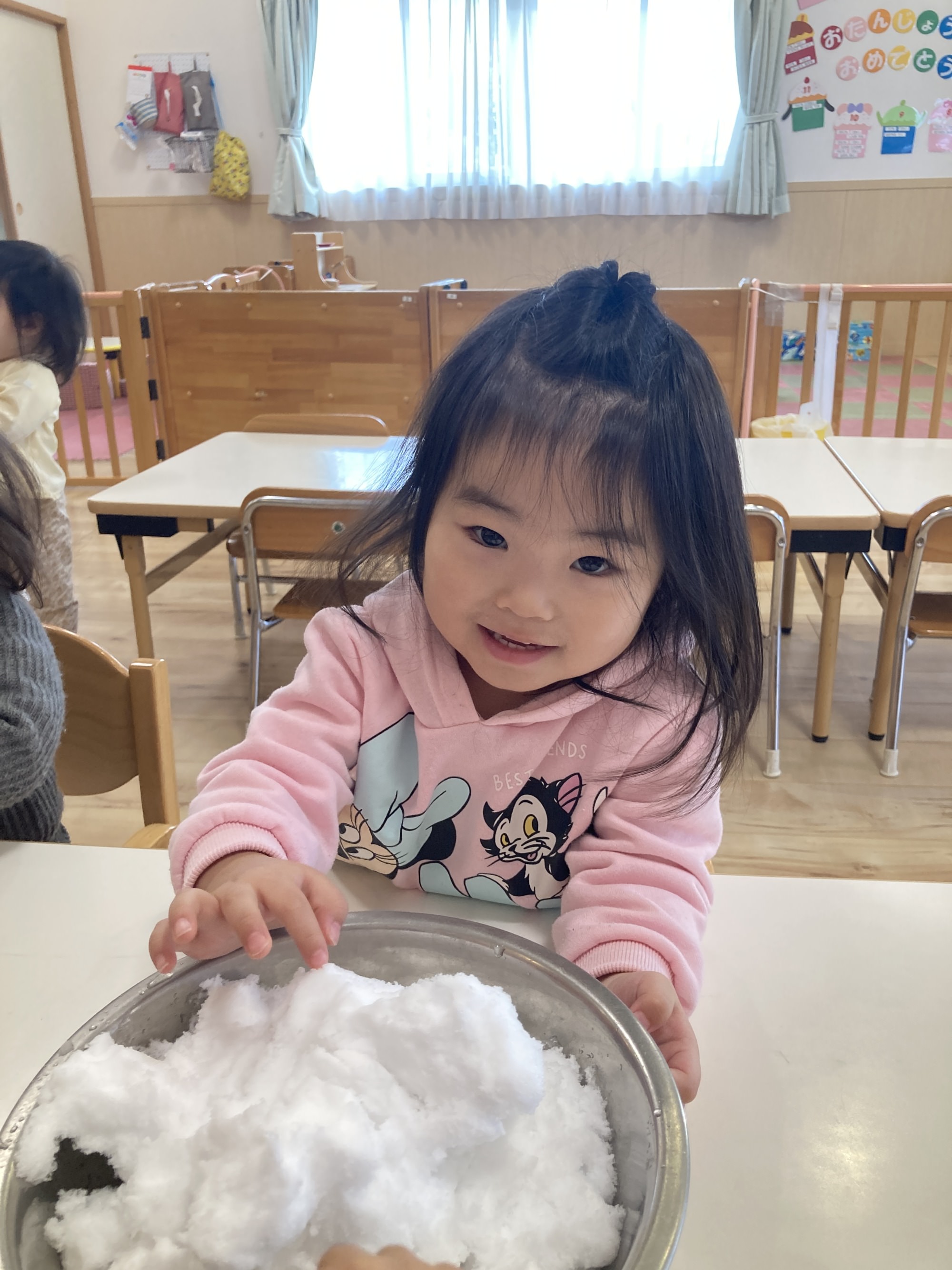 雪を触る子ども