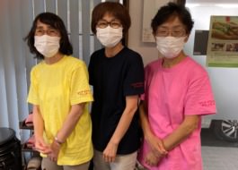 三人のワーカー新しいユニフォームを着ている