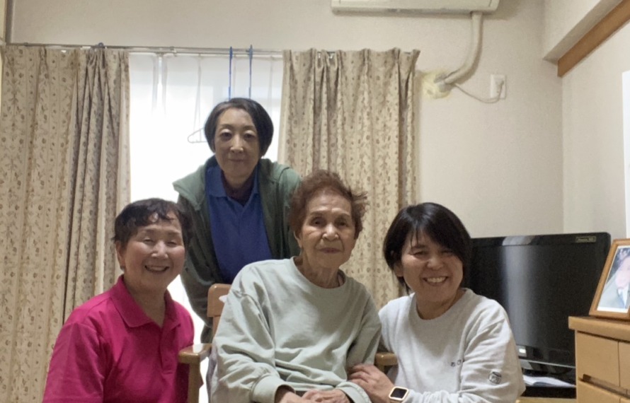 ご利用者様とヘルパー達の記念写真
