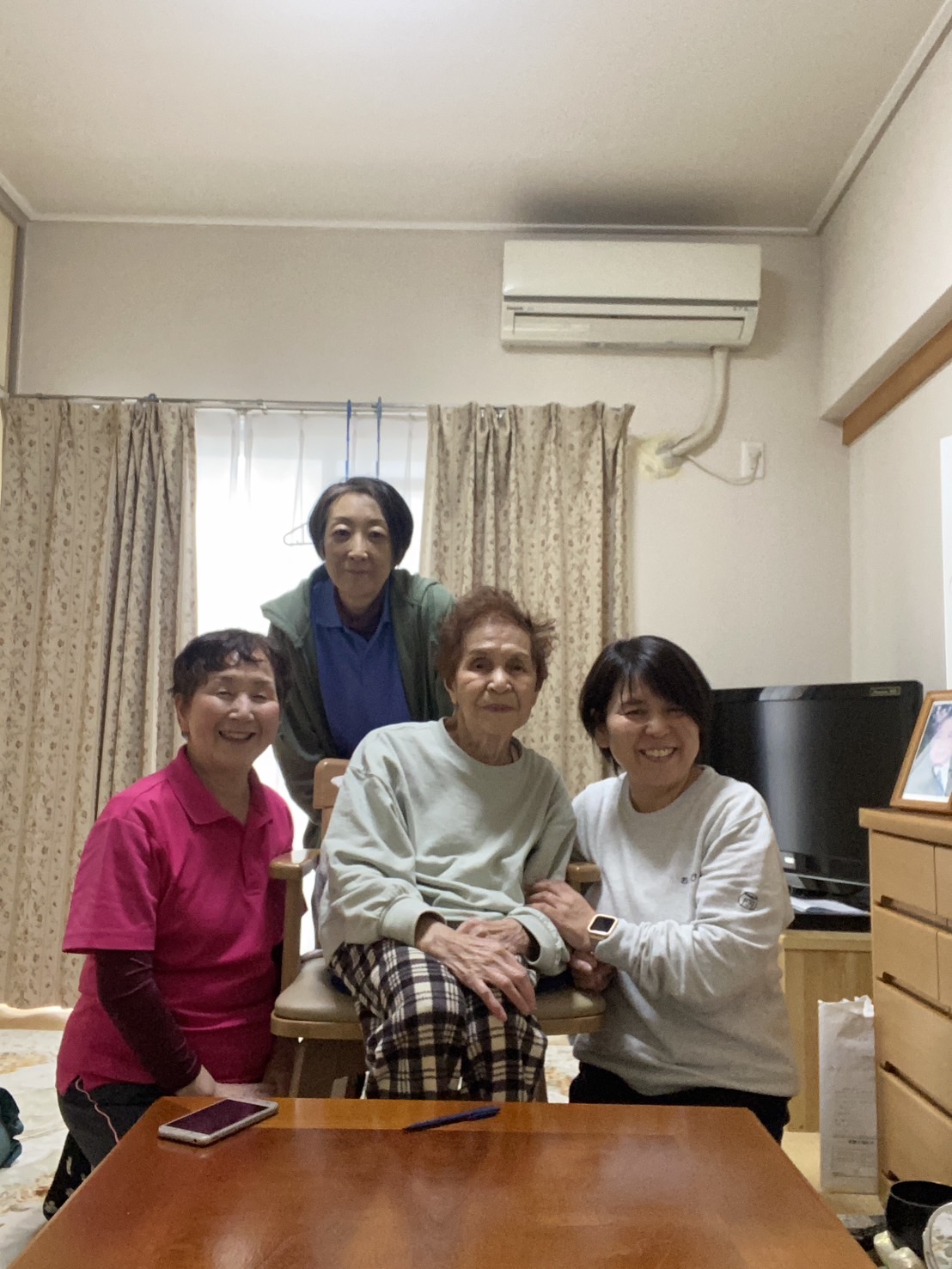 ご利用者様とヘルパー達の記念写真