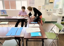 ワーカーが新人ワーカーに教えています