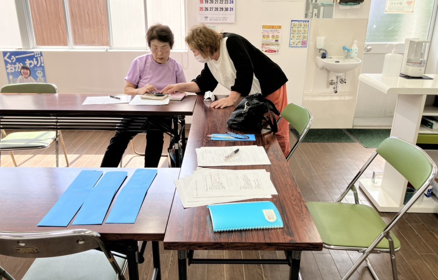 ワーカーが新人ワーカーに教えています