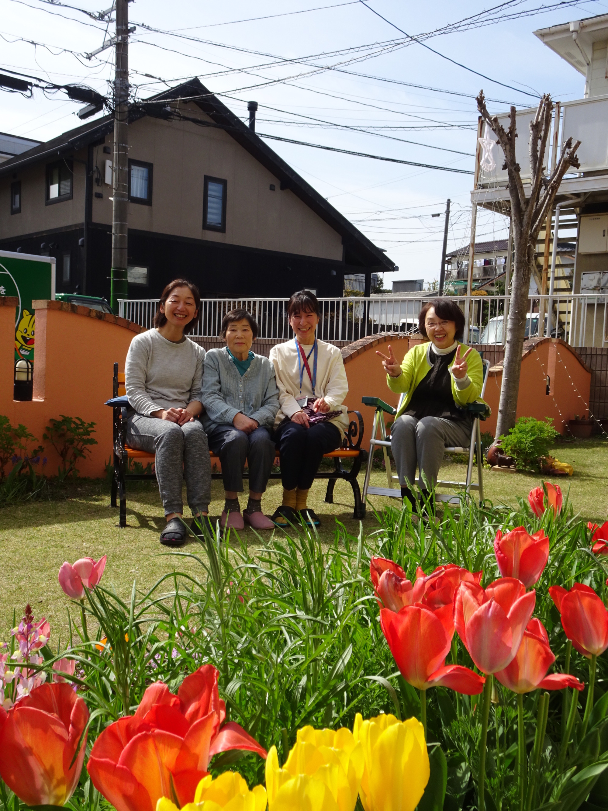 利用者さんとワーカーがベンチに座っている写真