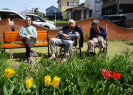 利用者さん3人とお花の写真