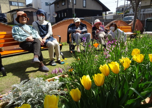利用者さんとワーカーたちが一緒に写った写真