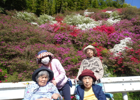 ツツジの前でとった集合写真