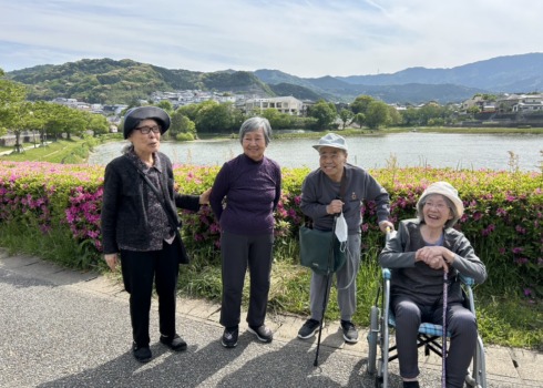 池の前で撮った写真