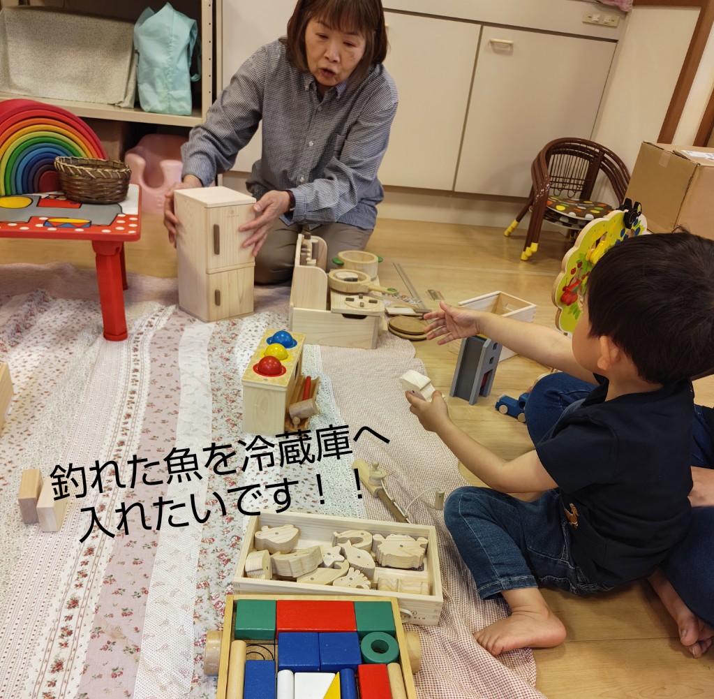 木の玩具で遊んでいる。
