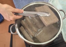 こんにゃく湿布のこんにゃくを鍋で茹でている
