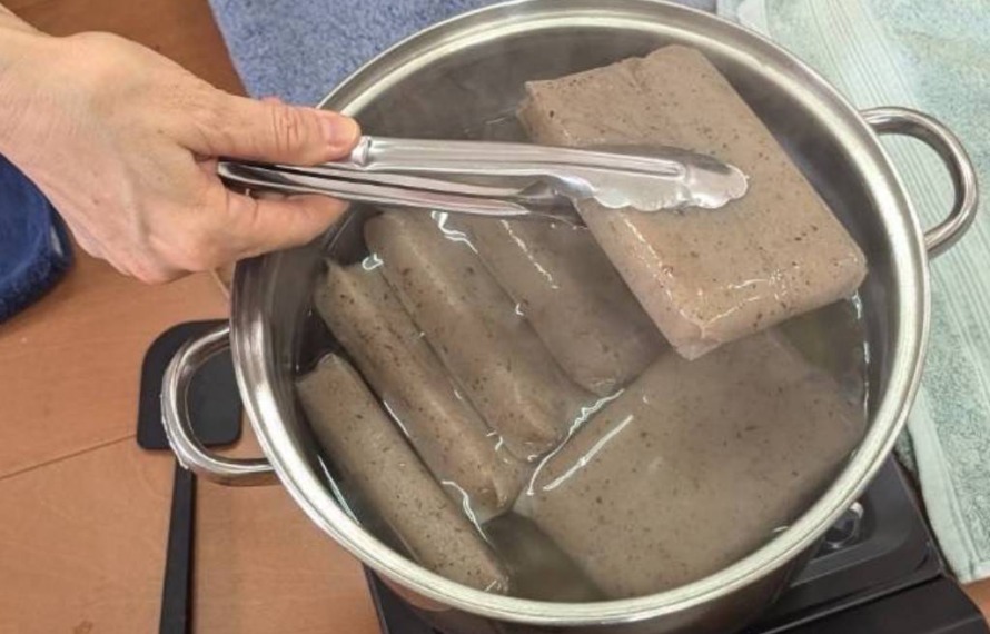 こんにゃく湿布のこんにゃくを鍋で茹でている
