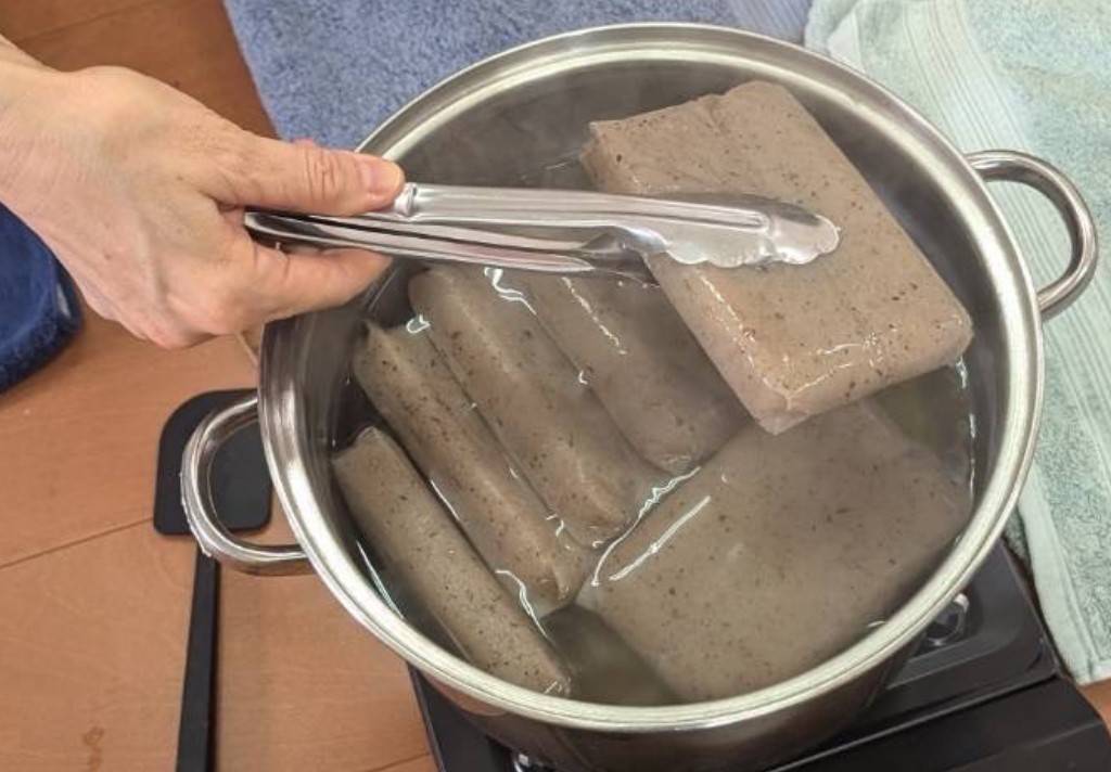 こんにゃく湿布のこんにゃくを鍋で茹でている