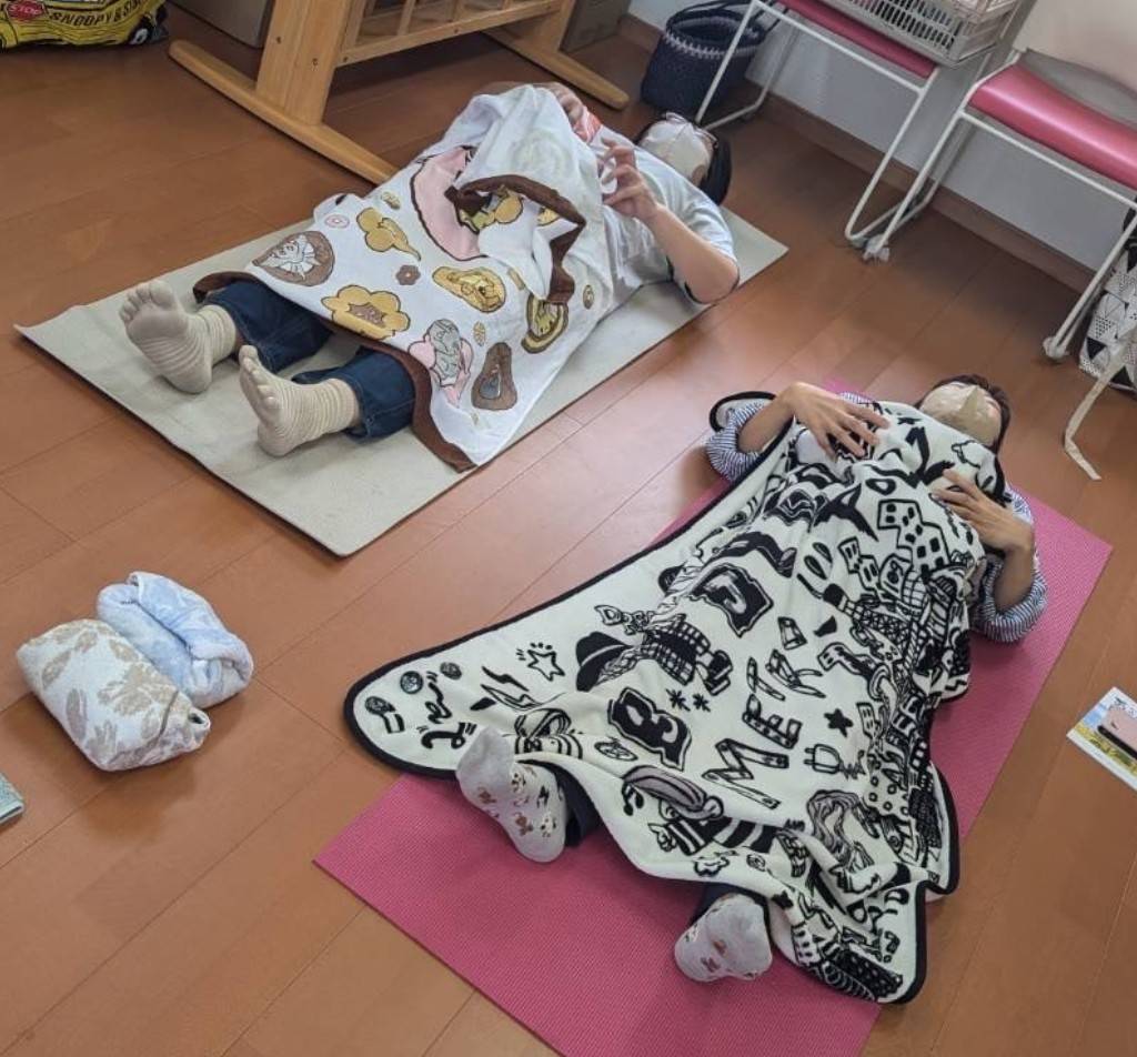 横になり、こんにゃくで肝臓と下腹を温めている