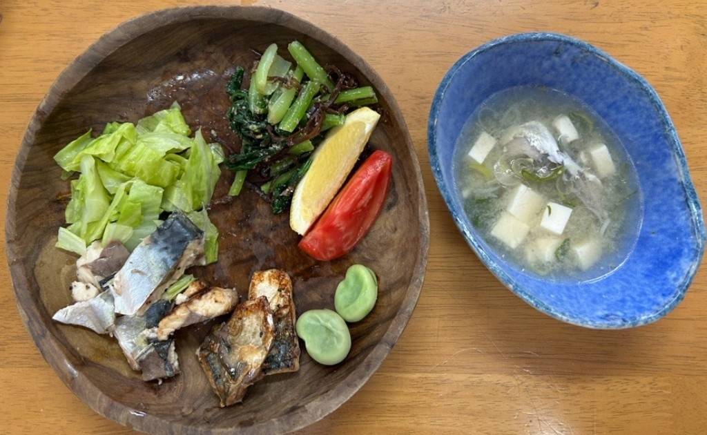 和気あいあいほほえみクラブで調理したランチプレートとスープ