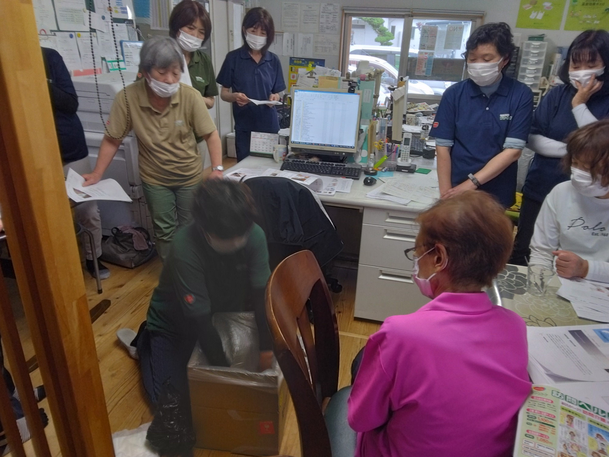 みんなで簡易トイレの作り方を学ぶ