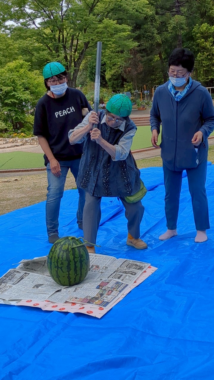 スイカ割りをしている写真
