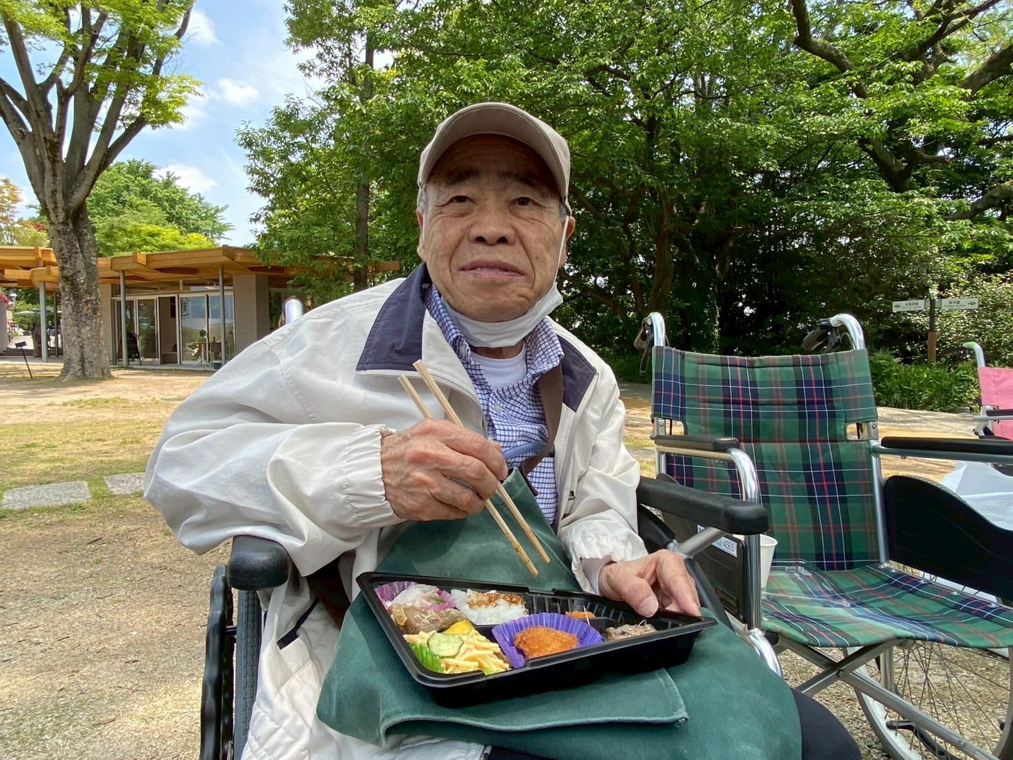 お弁当を食べている写真