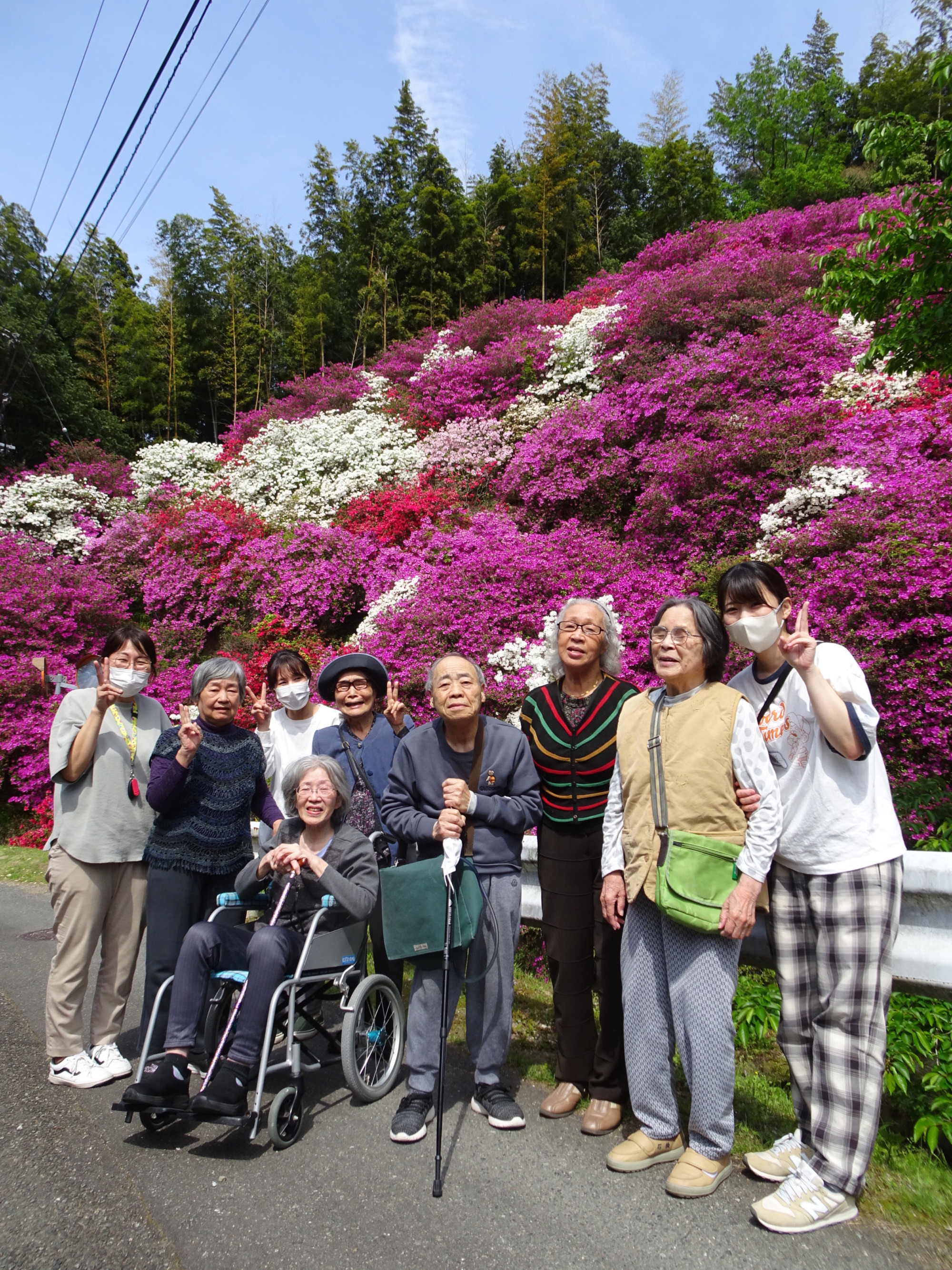 つつじの前でとった集合写真