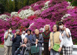 つつじの前でとった集合写真