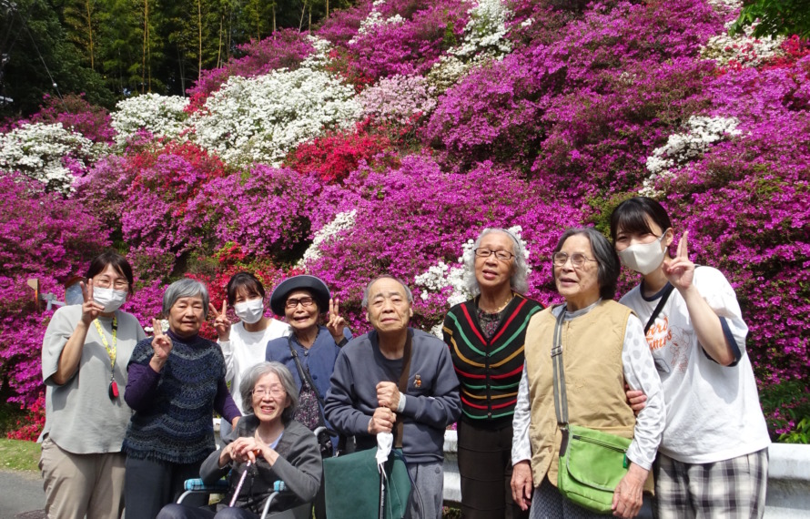 つつじの前でとった集合写真