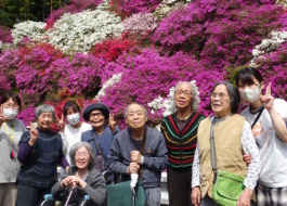 満開のつつじの前でとった集合写真