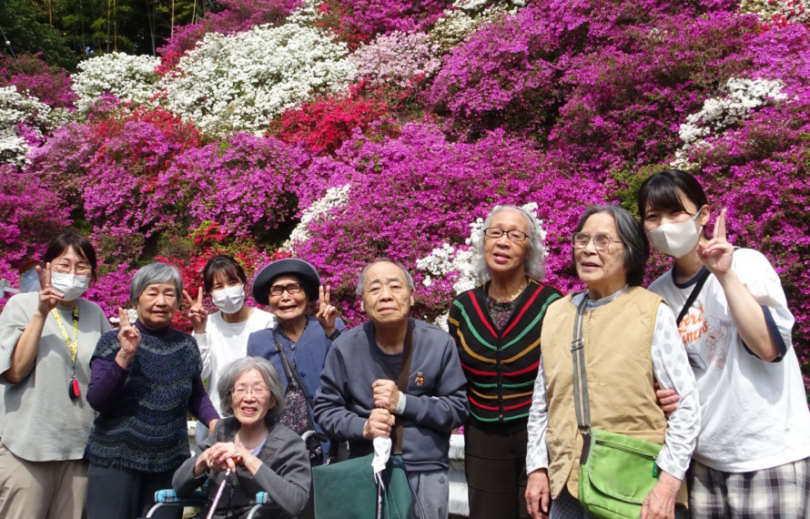 満開のつつじの前でとった集合写真