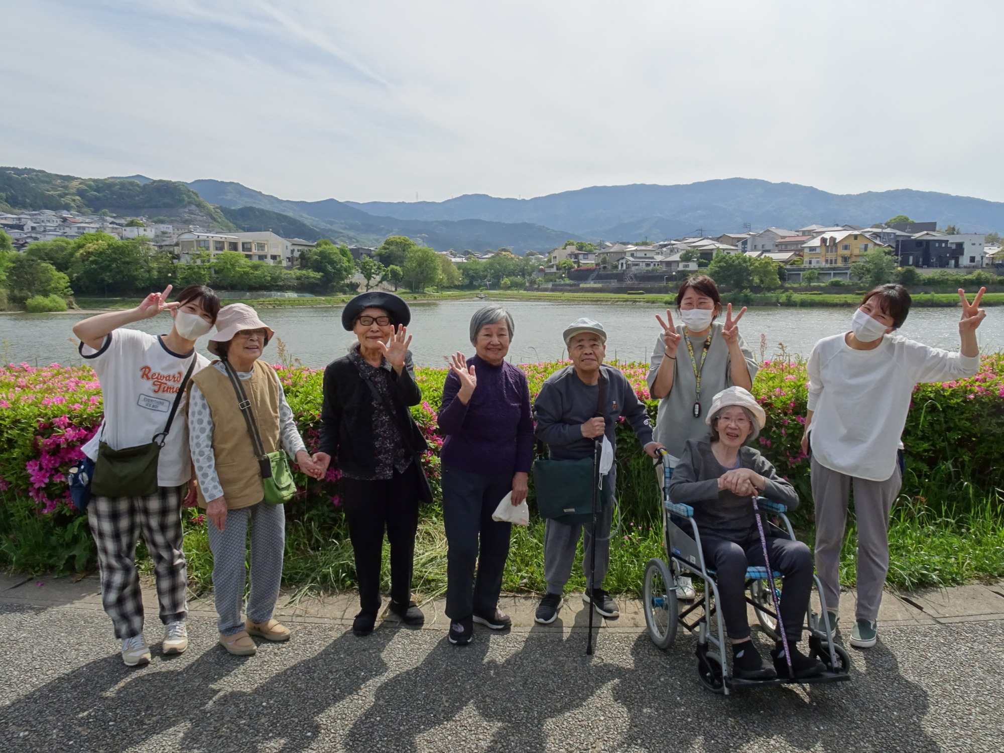 池の前で撮った集合写真