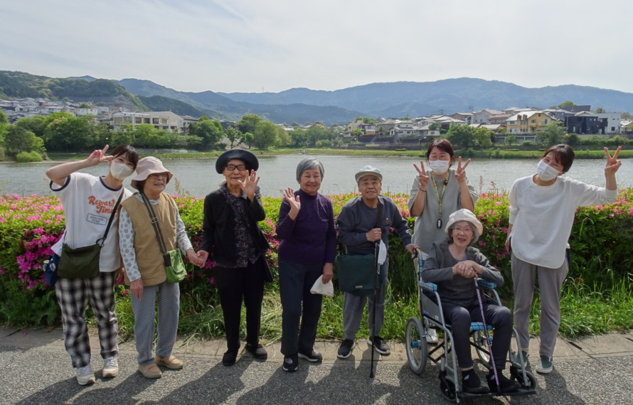 池の前で撮った集合写真