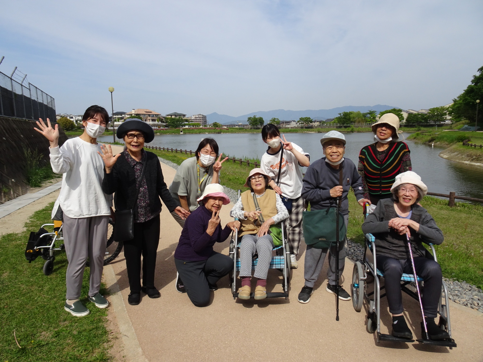 池の前で撮った集合写真
