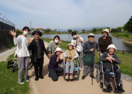 池の前で撮った集合写真