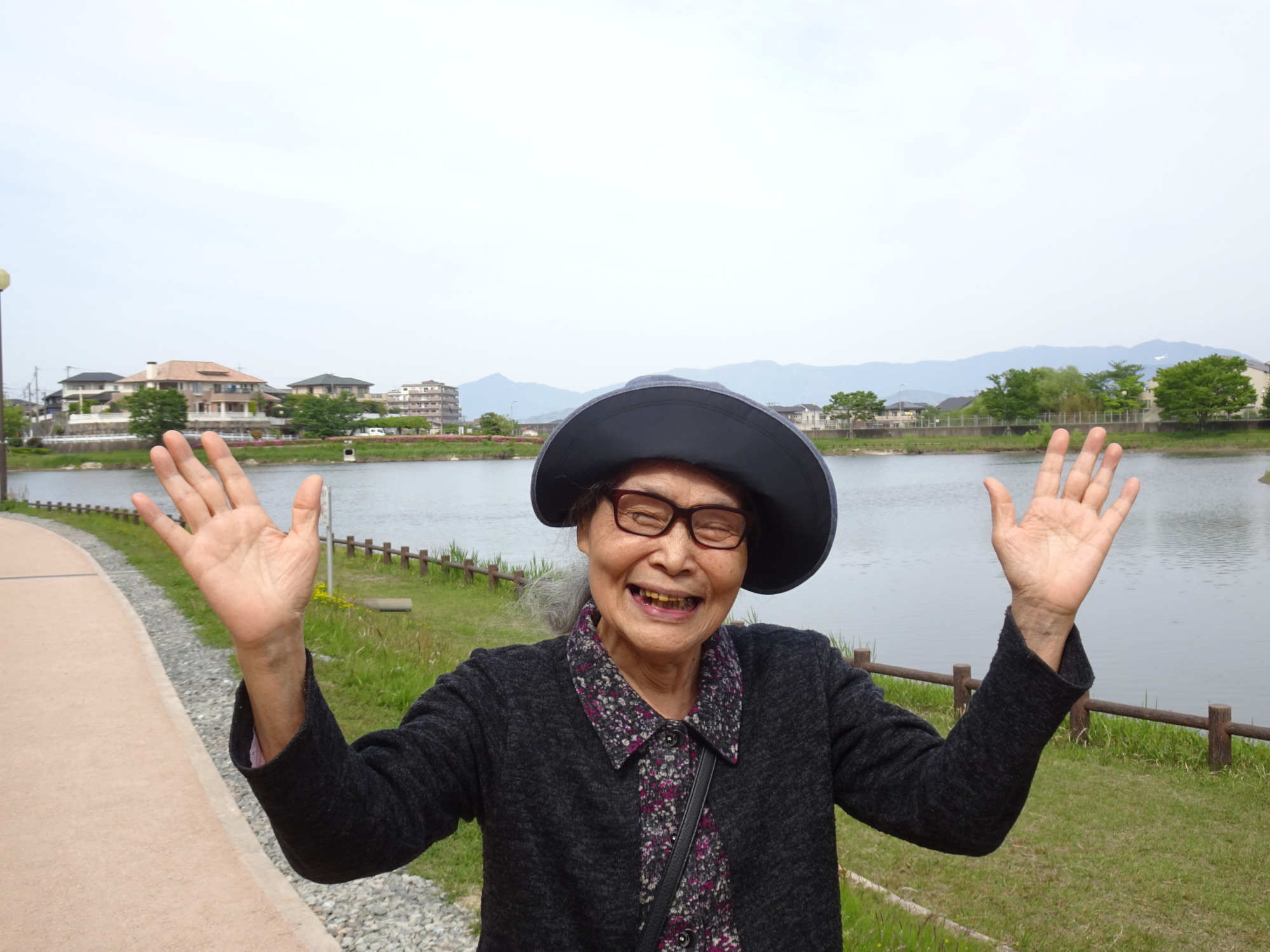 池の前で笑顔でい写る利用者さんの写真