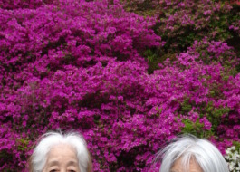 つつじの前でとった2人の利用者さんの写真