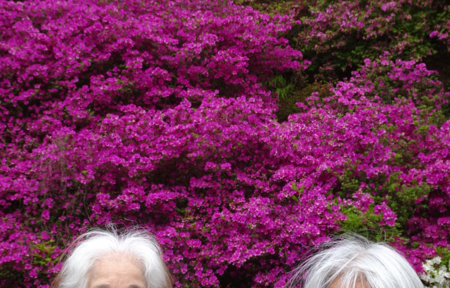 つつじの前でとった2人の利用者さんの写真