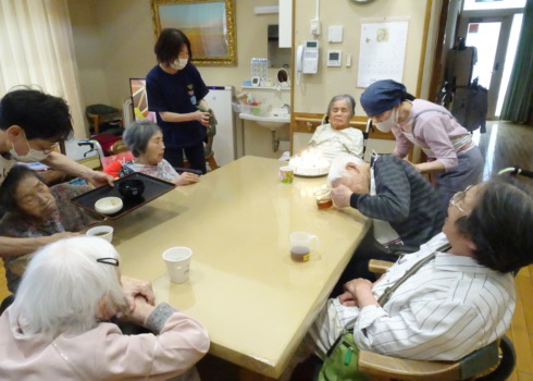利用者さんみんなでお誕生日をお祝いしている写真