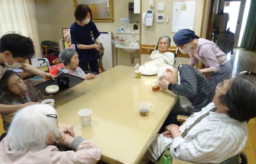 利用者さんみんなでお誕生日をお祝いしている写真