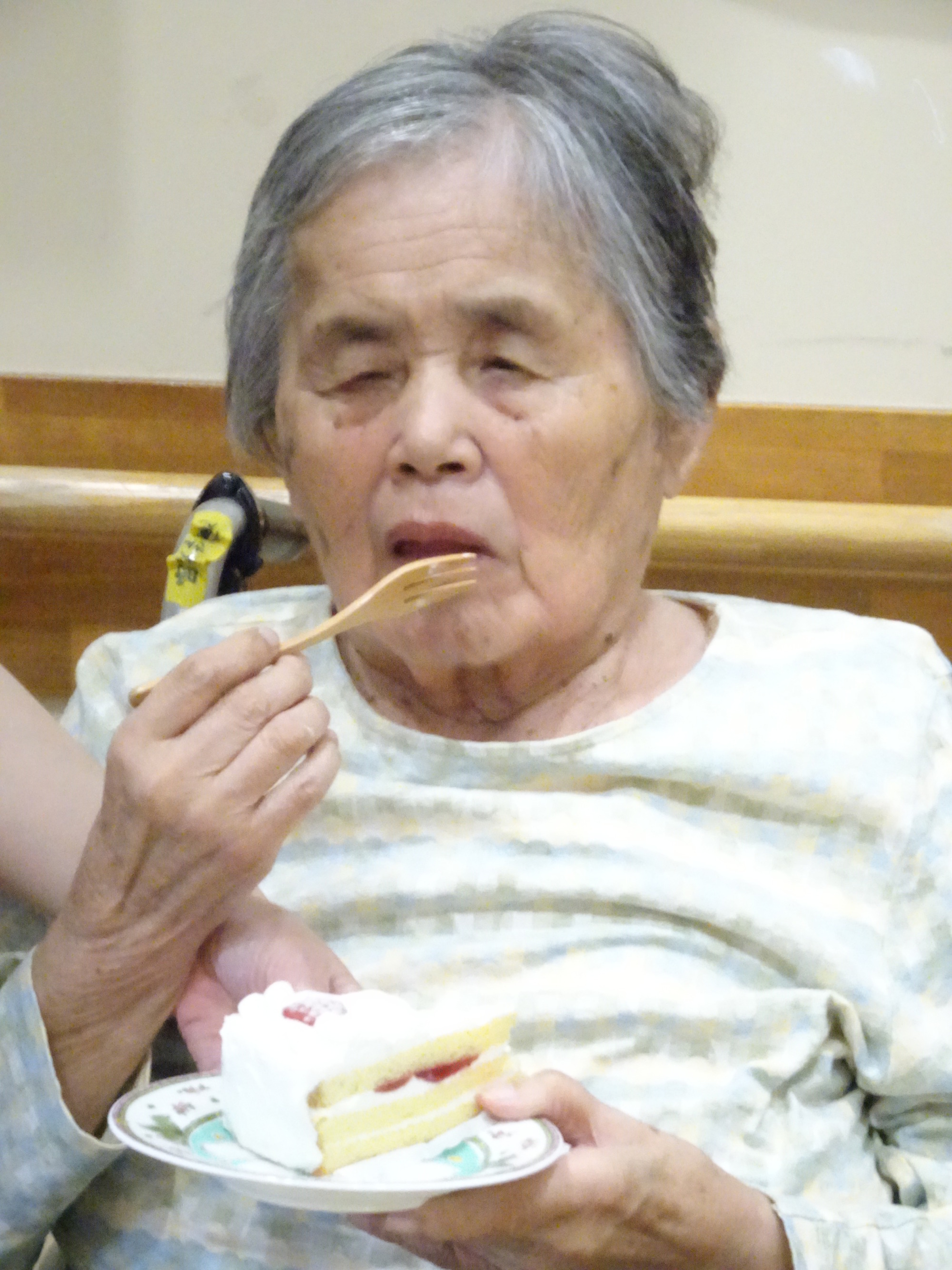 自分でケーキを食べる利用者さんの写真