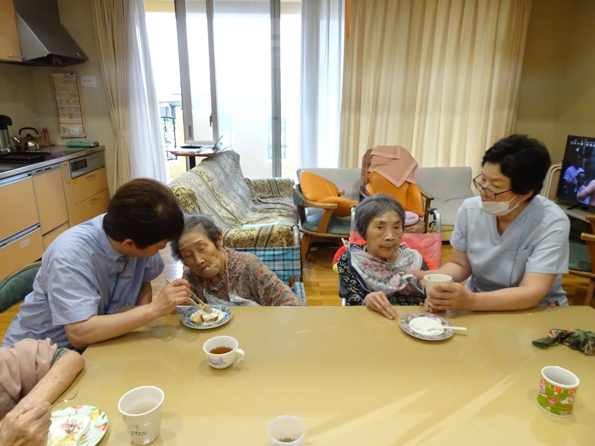 ケーキを食べる利用者さんたちの写真